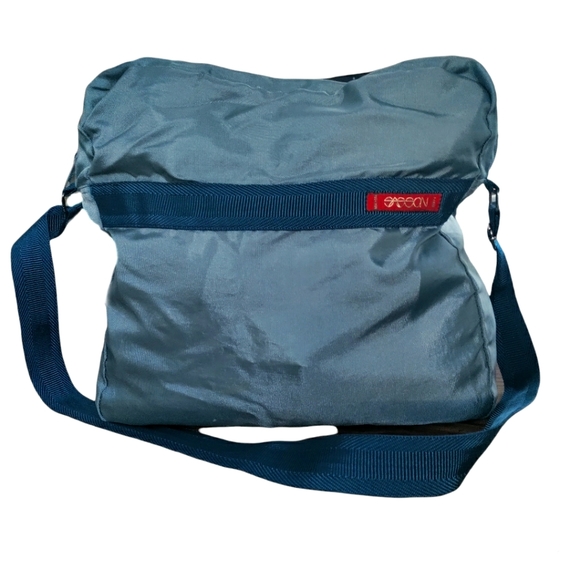 Sasson Jeans Handbags - NWOT Vintage Sasson duffle bag